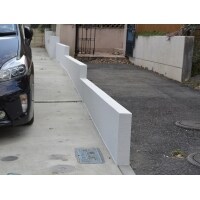 駐車場の境界に圧迫感の少ない壁を作りました。