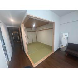 襖、クロス、畳の張替、建付けの調整、さらに間仕切りも兼ねている出入口の襖の敷居や鴨居の枠を新しくしました。
