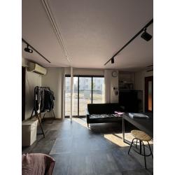 バイクや人が出入りできる窓を造作！こだわりあるLDKへ