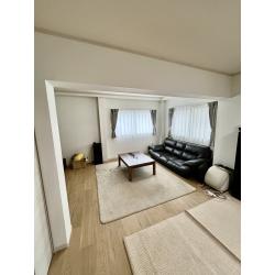 大型犬を飼っており、床材をペット用のクッションフロアにしました。
壁紙はワンちゃんの足跡モチーフにしたり、各部屋で様々なクロスを選んだりと遊び心満載の素敵な空間となりました。