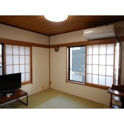 和室から和室のリフォームでした。
木部は、塗装やアク洗いをし、壁はクロスを貼りました。また、畳はヘリ無しの畳に交換、障子や襖紙の貼り替えも行いました。