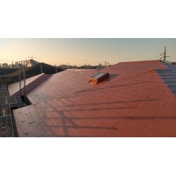 老化した屋根を屋根塗装と雨樋交換工事をさせて頂きました。
屋根の変身によって家全体が新しく見えるようになりました。
