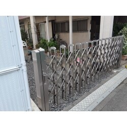ゲートがなかった自宅の駐車スペースにフロート型のゲートを取付けました