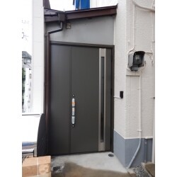 玄関ドアをカバー工法で設置しました。
玄関ドアのまわりの壁の塗装工事も行いました。