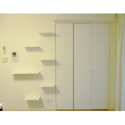 お部屋の壁紙や建具の色合いに合わせて、壁面に白い棚を複数取付しました。