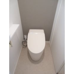 タンク付きトイレから、タンクレストイレに交換しました。
タンクがなくなることによって、とてもすっきりとした空間に生まれ変わりました。