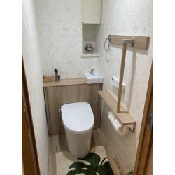 キャビネット付きトイレで配管やコードが見えることなく、すっきりしたトイレにリフォームしました。キャビネットと同色の床や、便利な棚付きの手すりも統一感があり、温かみのある木目が落ち着く空間となりました。お掃除もしやすいのでお手入れ簡単です。