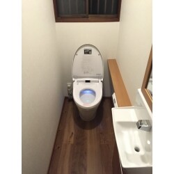 LIXILのサティスです。洗浄時に5Lしか水を使いませんが、汚れはしっかり洗い流してくれます。家計にも環境にもエコなトイレです。
お掃除しやすい工夫もたくさんあり、キレイが長持ちします。
手洗いはLIXILのコフレルを採用し、ウッディな床にもうまくマッチしました。