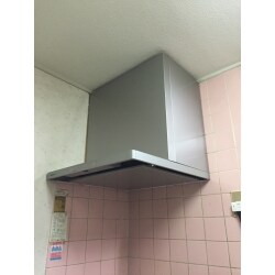油汚れが気になる換気扇周辺ですが、レンジフードならフード内がフラットで、簡単に拭き掃除ができます。フィルターも取り外しができ、つけおき洗いできれいになります。プロペラタイプからのリフォームでしたが、お掃除がしやすくなったと、満足いただいています。
