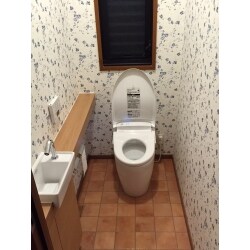 花柄のクロスが目を引く可愛らしいトイレ空間になりました。トイレ本体もコロンと丸く可愛い印象で、床材もクロスに合うものに貼り換え、空間全体にまとまりが出来ました。