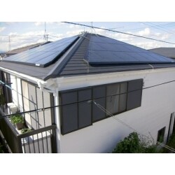 原発依存への低減効果と環境問題への貢献をしたいと、太陽光発電の設置をご希望されてお問い合わせいただきました。屋根の劣化も進んでいましたので、屋根の葺き替えと外壁塗装を同時にご提案いたしました。設置後はさらに省エネ意識が高まり、光熱費も大幅に減ったとのことで、大変ご満足いただけました。