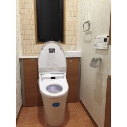トイレの水漏れをきっかけにお問い合わせをいただきました。最新のアクアセラミック素材が採用されたトイレなので、簡単なお掃除できれいな状態が長く保てます。洗面所のリフォームも同時に行い、上部に新たに収納を設けたため、使い勝手も向上しました。