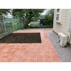 とても広いお庭で草刈りなどのお手入れも大変だったので、防草できてデザイン性の高いお庭へリフォームいたしました。
 家庭菜園が出来るスペースを設け、周りではバーベキューが楽しめるような憩いのスペースになりました。