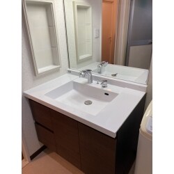 LIXIL【ルミシス】
洗面台の水栓が壊れてしまった事がきっかけで下台だけのリフォームとなりました。
既存のミラーにもぴったり合った洗練された洗面室となりました。