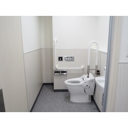 勤務者や来客の方にも心地よくトイレを使っていただきたいとの思いから、トイレの改修工事をご依頼いただきました。また、車いすの方にも使いやすいよう多目的トイレを充実させました。給湯室をパウダールームに変更し、快適に過ごしやすい空間に。手洗い場にはきれいな色のタイルをお選びいただき、明るい印象のトイレ空間に生まれ変わりました。