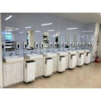 たくさんの社員が集まる食堂の洗面台