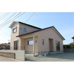 自然素材を使った注文住宅。自由設計・企画住宅にこだわり、家族全員が何年も何十年も健康にリラックスして過ごせる空間づくりを戸建ての新築とリフォームの両方からお手伝いしています。赤ちゃんが舐めても安全な素材を使用した住まい─。それが私たちがご提供している自然素材住宅です。