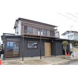自然素材を使った注文住宅・自由設計・企画住宅にこだわり、家族全員が何年も何十年も健康にリラックスして過ごせる空間づくりを、新築一戸建て・リフォームの両方からお手伝いしています。赤ちゃんが舐めても安全な素材を使用した住まい─。それが私たちがご提案している自然素材住宅です。