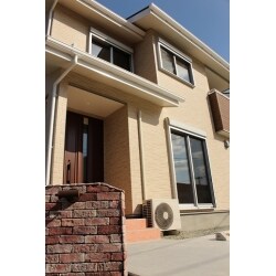 自然素材を使った注文住宅。自由設計・企画住宅にこだわり、家族全員が何年も何十年も健康にリラックスして過ごせる空間づくりを、戸建ての新築とリフォームの両方からお手伝いしています。赤ちゃんが舐めても安全な素材を使用した住まい─。それが私たちがご提案している自然素材住宅です。
