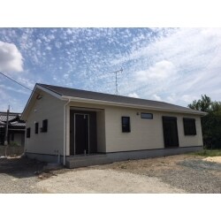 自然素材を使った注文住宅。自由設計・企画住宅にこだわり、家族全員が何年も何十年も健康にリラックスして過ごせる空間づくりを戸建ての新築・リフォームの両方からお手伝いしています。赤ちゃんが舐めても安心な素材を使用した住まい。それが私たちがご提案している自然素材住宅です。