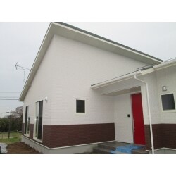 自然素材を使った注文住宅。ご家族様に合わせた家づくりをご提案いたします。何年も何十年もリラックスして過ごせる空間づくりを、新築・リフォーム両方からお手伝いしています。赤ちゃんが舐めても安心な家づくりをしています。『ハウスガードシステム』の「くさらない緑の柱」を使用し、地震に強い家づくりを行っています。