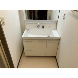 機能的でシンプルな洗面台を採用。
トイレも交換し、清潔感のある明るい水回りが実現しました。