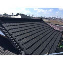 重量のある瓦屋根を軽量化する為に、ガルバリウム鋼板に葺き替えました。
伝統の重みを損なわないよう、ガルバリウム鋼板に天然石を施してある「Tルーフ」を使用しました。