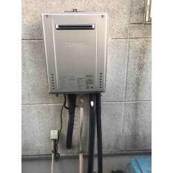 「家のお湯が出なくなったのでどうにかしてほしい」と言うお客様からのご依頼。
急いで現場へ向かい調査を行った所、給湯器の故障が原因と分かった為、新しい給湯器への交換をご提案をし工事をおこないました！
給湯器本体の重さは25kgくらいと重く取付けは大変でしたが、1日で給湯器の交換を行いました。
施工完了後、お引き渡しをした際に「これで、お風呂に入れるようになった！ありがとう！」と喜んでいただけました！