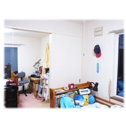 ご新築の時からお子様の成長に合わせて、将来間仕切りを設置して一部屋を二部屋にするよに計画されていたそうです。

 今回はご夫妻と打合せの結果、お子様の将来の独立の際には逆に広く使いたいとの事で固定の間仕切りでは無く、稼働式の三枚引戸の設置工事を行いました。


 事前の提案も、工事後の仕上がりも、とても喜ばれました。