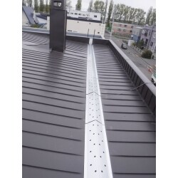 ５年前に他社で屋根の形を変える工事をしてから、雨漏れがするようになり、
施工業者に何度も問い合わせたが、なんの対応もしてもらえず、お困りのところ
弊社に「雨漏れしていて困っているので、何とかしてください。」とのご依頼がありました。