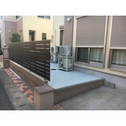 植栽の庭に目隠しフェンスを新設してすっきりさせたい