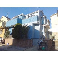 屋根のGLカバー工法と外壁を鮮やかなブルーで塗装しました
