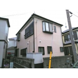 台風による風の被害で屋根の一部が破損した事が切っ掛けでしたが、足場が立っているので併せて外壁塗装などの工事もおこなったパターンになります。皆様がご加入している「火災保険」といっても風災等で破損した場合は保険適用になるものが色々あります。
風で壊れたとか雪で壊れた等、お困りの方がいらっしゃれば一度ご加入している保険内容を確認してみてください。