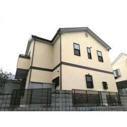 汚れの付きやすい高台、そしてザラザラのリシン壁。まずは洗浄をきっちりやるところから始めました。
外壁塗装だけでなく、屋根の傷みもほどほどにあったので合わせて施工しました。