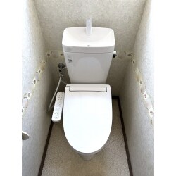 水漏れ発生の緊急対応でトイレ交換施工をいたしました