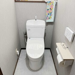壁紙と床CFのトーンを合わせることによって、トイレ全体を落ち着いた雰囲気の空間にする事が出来ました。
