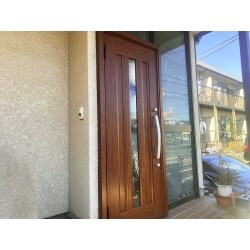 ドア色は少し重めなカラーの「ポートマホガニー」ではありますが、採光窓が付いているため重厚感の中にも明るさがあるため、バランスの良い玄関になっているかと思います。