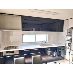 白いキッチンにネイビーを合わせて、清潔感と落ち着いた空間を作り出せたのではないかと思っております。
