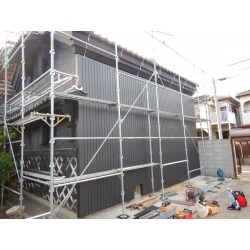 蔵の東面に併設していた建物の解体とそれに伴い既設の外壁にガルバリウム鋼板張り直しました。