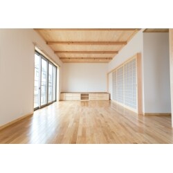 お客様の一番のこだわりポイントが「風通しの良い家にしたい！」ということでした。
南北に風が通るような造りになっており年中気持ちが良かったというご実家を参考に、最初は壁だったところを窓に変更するなど、夏場もエアコン設定温度を28度〜29度にするだけで十分涼しく過ごせる家となりました。