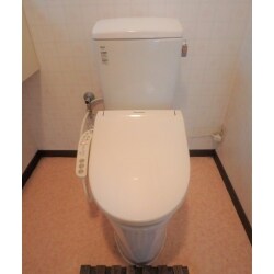節水型の便器に取替えたいというご要望があり、便器の取り替え工事と給水工事を行いました。
便器の取り替えはリフォーム用の便器を採用しました。リフォーム用の便器は、大きな解体工事や排水管の位置も変更することなく工事を行えるのがメリットで比較的容易に工事を進めることが出来ました。