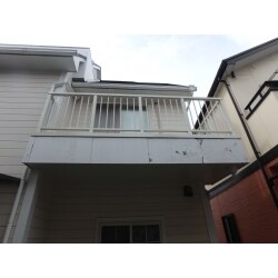 木製で出来ていたベランダの手摺及び柵を、ＬＩＸＩＬ製の手摺及び柵（縦格子）に取り替えを行いました。
解体及び下地補強防水工事で１日、新設取り付け工事の１日、計２日間で施工をしました。