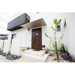 ＴＶで見て憧れてた白を基調とした、みんなにやさしい素敵なリフォーム住宅に大変身！

Ｏ様邸は50年前に先代のご主人が建てられたもの。
以来、親子3世代の暮らしを見守ってきた、思い出が詰まったお宅です。
家業である八百屋を引退されるのを機に、また建物の老朽化が進んでいたことから、
以前から検討していたリフォームを家族みんなで具体的に考えるようになったそうです。
そして、地元のリフォーム会社に相談しようということになったのでした。



