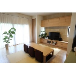 母屋と横屋の統一感はそのままに、
 玄関を開けると
 そこは外観を忘れさせるような
 モダンな佇まい。