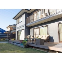 家族団らんで過ごす天然芝の庭と ゆとりあるスペースのガレージ