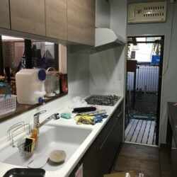 トクラスのベリーを採用しました。
人工大理石が一番良いメーカーで、熱いヤカンをおいても大丈夫なメーカーです。