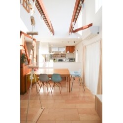 戸建てリノベーション。採光を取るために吹き抜けを作り、大きな窓を取り入れました。
以前は日当たりが悪かったお部屋が、開放感があり、朝になるといい日が入ってくるリビング空間になりました。