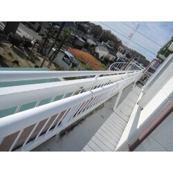外部にある鉄製のらせん階段を塗り替えました。
同時に下屋のカラーベストの塗替えも行いました。