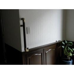 玄関の出入り時に必要な手摺りをＬ字型で設置。
出入りが容易になりました。