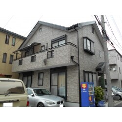 外壁にはクリヤーの塗料を、
破風などの付帯部にブラックの塗料を使用して
引き締まった印象に！！